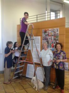Francesca Koch, Irene Iorno (sulla scala), valentina Muià, Maria Paola Fiorensoli e Anselmi durante l'allestimento della mostra 